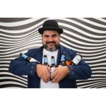 Ismael Gudiño con sus obras de arte.